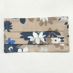 マスクカバー　花柄生地・ベージュ系×紺１
