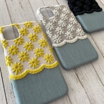 刺繍の小さなカモミールiPhoneケース
