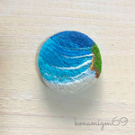 空から見る青い海の手刺繍ブローチ