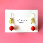 揺れる赤い実ピアス／イヤリング