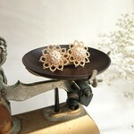 【minne'sセレクト掲載】おひさまのレースのピアス／イヤリング  beige