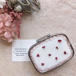 《送料込み》アクセサリーケース　ピルケース　コンパクトケース　押し花　ドライフラワー　レジン　花　フラワー　アリッサム　小花