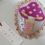 きのことうさぎ　刺繍ブローチ