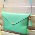 挿し色に♪　ティファニーブルーのキッズポシェット カーキ×ライムタッセル