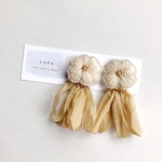 ひとつ花の刺繍タッセルピアス(くすみイエロー)