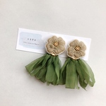 ひとつ花の刺繍タッセルピアス(カーキ)