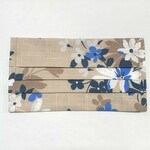マスクカバー　花柄生地・ベージュ系×紺３