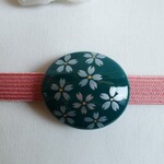 青緑釉薬にラメ桜の帯留め（房付平用）