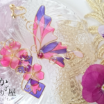 花とステンドグラスの蝶イヤリング〜チェシャ猫のマゼンダ〜（Earrings of flower&Stained glass butterfly〜Cheshire Cat Magenta〜）