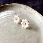 白蝶貝の花のピアス_お呼ばれにも！
