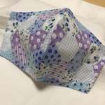ブルーの小花柄パッチワーク風コットンの立体型マスク