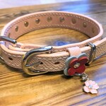 犬の革首輪　首周り28.5㎝～31.5cmに最適 　桜色ソフトレザー・手縫い・革の花・花のチャーム付・クリアラインストーン