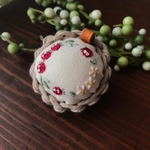 手刺繍と編みかごの針山さん