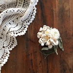 布花コサージュ　オフホワイトのデージーやすずらんなどの小さな花束 