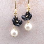 送料無料＊一輪の小ぶりのお花　レザーピアス　ブラック　黒