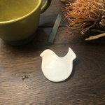 ギフト【陶器】白い鳥のブローチ