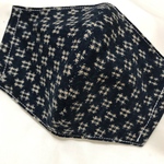 和風な柄の立体型マスク（ネイビー）