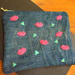 デニム生地くちびる柄刺繍ファスナーポーチ