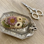 花刺繍 くすみ草花のビーズ縁取りバレッタ