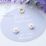 mini white flower...♡　ピアス/樹脂ノンホールピアス（イヤリング）　1個