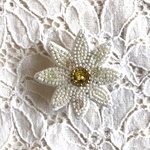 ビーズ刺繍ブローチ　マーガレット