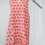 バッククロスエプロン　サーモンピンクの梅の花