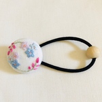 【再々販】リネンと刺繍のくるみボタンヘアゴム
