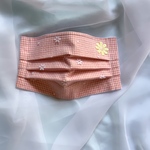 【受注制作】花柄チュールで包んだサーモンピンクギンガムチェックのプリーツマスク　肌側抗菌防臭加工ダブルガーゼ使用(オプションにて冷感ダブルガーゼに変更可能)