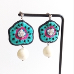 毒hana手刺繍ピアス／イヤリング《エメラルドグリーン》