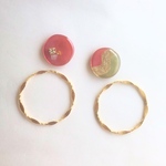 こっくり和風のアシンメトリー ( シンプル 上品 大人可愛い 2way フープ 波 リング サージカルステンレス 樹脂ピアス イヤリング )