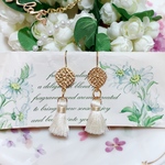 ミニタッセルの透かしピアス