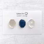 3つのkakeraイヤリング/ピアス（ネイビー）