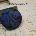 ＊370＊美しい青い薔薇…＊リバティと本革＊ちょっぴり特別な…＊まんまるブローチ＊ヘアゴム・クリップにも＊　モーリス