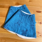 大きめよだれかけ　星座刺繍〈ダブルガーゼ×ワッフル〉ターコイズブルー