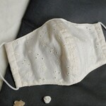 生成りの花柄コットンレースの立体マスクＭＳ(裏面がホワイトガーゼ)