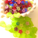 【送料無料】ツヤ消し小花ビーズMIXカラー70個&葉30枚
