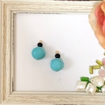 水色の綺麗なホーロービーズのピアス