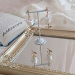 しろいろの大きなお花のピアス/イヤリング