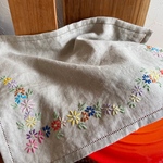 手刺繍リネンのクロス