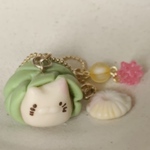もちもちしたかしわ餅にゃんこと金平糖のチャーム