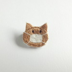 刺繍ブローチ　白マスク猫　