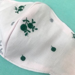 小花刺繍のきれいめ布マスク　薄ピンク　大人用立体マスク　花柄刺繍　小花柄布マスク