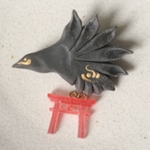 羽ばたく八咫烏の練り切りブローチ(鳥居)
