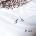 金属アレルギー対応　つやなしアメジストの小さなピアス