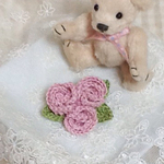 カラーレース糸で編んだ小薔薇🌹ブーケのミニブローチ/ピンク