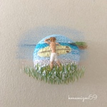 白い灯台の見える初夏の砂浜の手刺繍バッジ