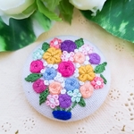 刺繍ブローチ  くるみボタン《花集め束》