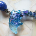 ◇2438再販 ☔🐌優しい雨　イルカと碧い雫のペンダント・中サイズ🐬.。o○ ※スエード革紐タイプ・約78㎝【金属アレルギー対応デザイン】１点物