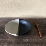 カレー皿　しろくろ半分