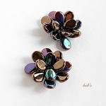 チェコビーズ手編みフラワーピアス／イヤリング　Iris jet bronze ビーズ